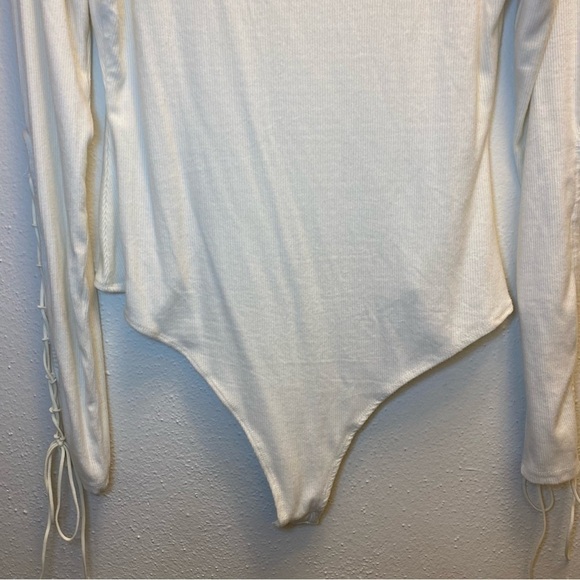 Nanamacs White Lace Up Sleeves Bodysuit Size Medium - Picture 4 of 8